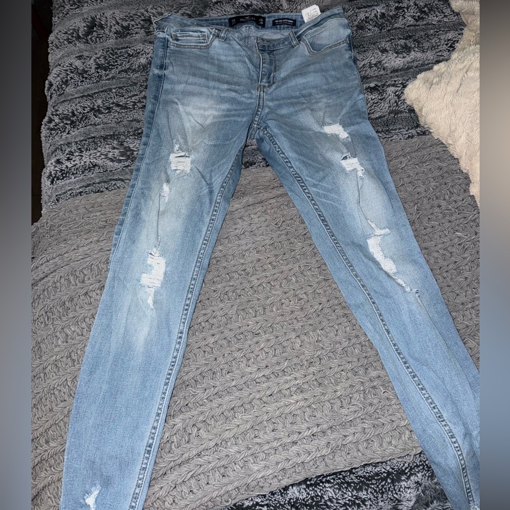 mid rise hollister ripped jean